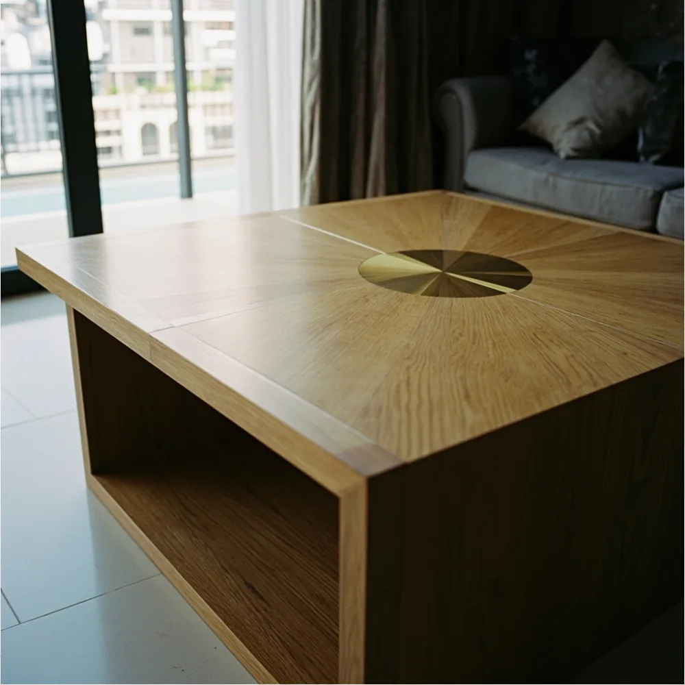 Meja kopi my postmoden geometrik kayu oak dalam kondominium Pulau Pinang